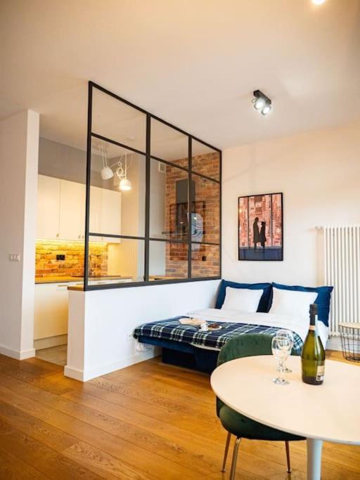 Chic Apartment In Historic Koneser Area Varsavia Esterno foto