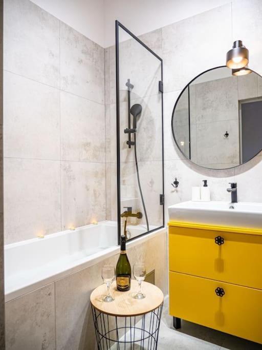 Chic Apartment In Historic Koneser Area Varsavia Esterno foto