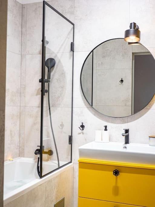 Chic Apartment In Historic Koneser Area Varsavia Esterno foto