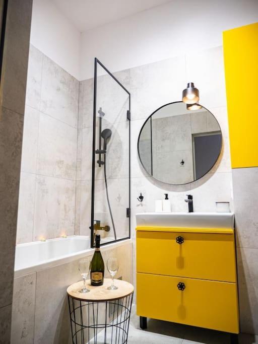 Chic Apartment In Historic Koneser Area Varsavia Esterno foto