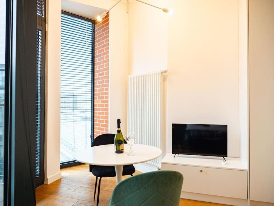 Chic Apartment In Historic Koneser Area Varsavia Esterno foto